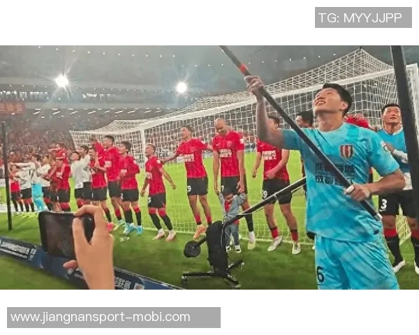 蓉城争冠梦碎球迷怒斥管理层引援无力引发热议